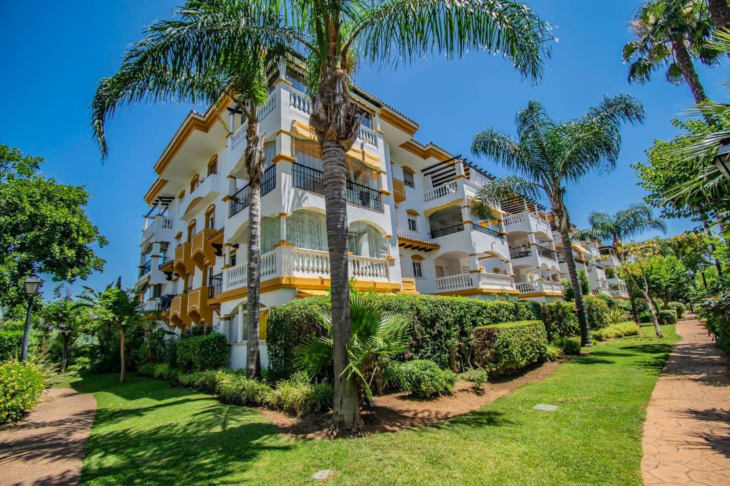 2 slaapkamer Appartement te koop in Nueva Andalucia met zwembad garage - € 390.000 (Ref: 8204965)