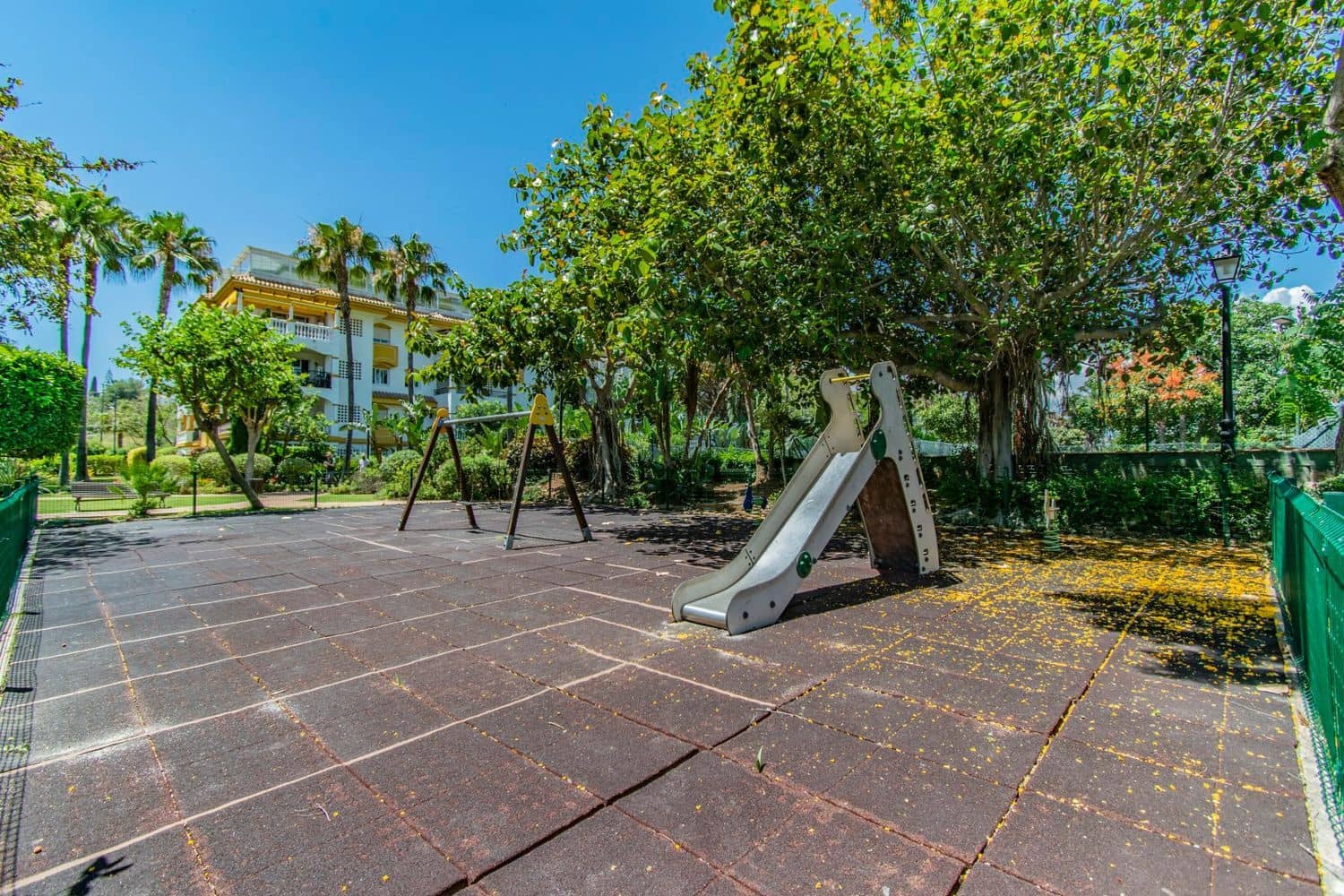 2 slaapkamer Appartement te koop in Nueva Andalucia met zwembad garage - € 390.000 (Ref: 8204965)