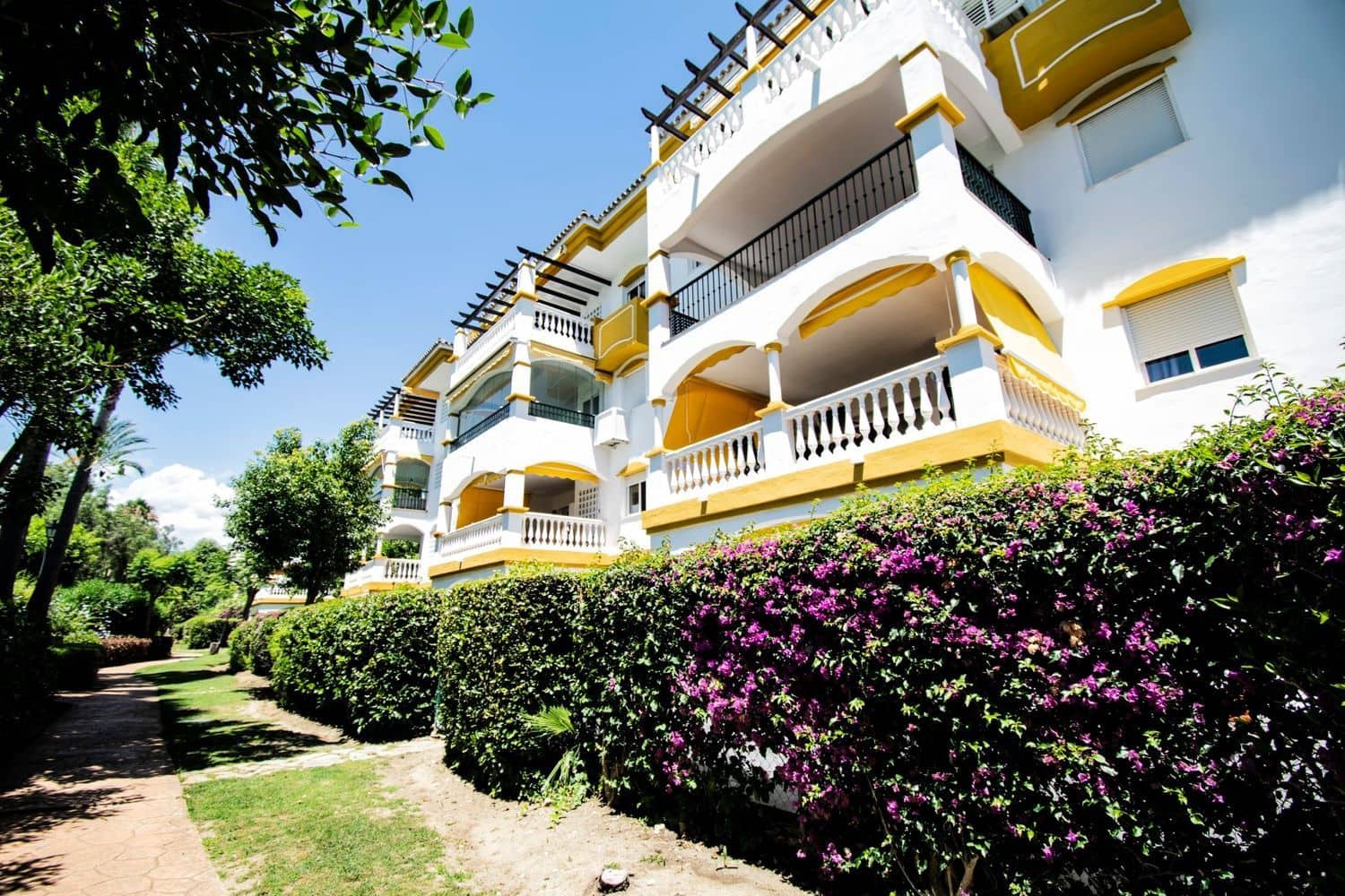 2 slaapkamer Appartement te koop in Nueva Andalucia met zwembad garage - € 390.000 (Ref: 8204965)