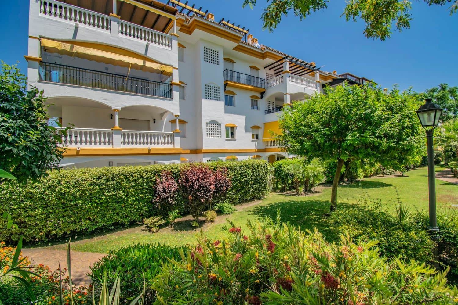 2 slaapkamer Appartement te koop in Nueva Andalucia met zwembad garage - € 390.000 (Ref: 8204965)