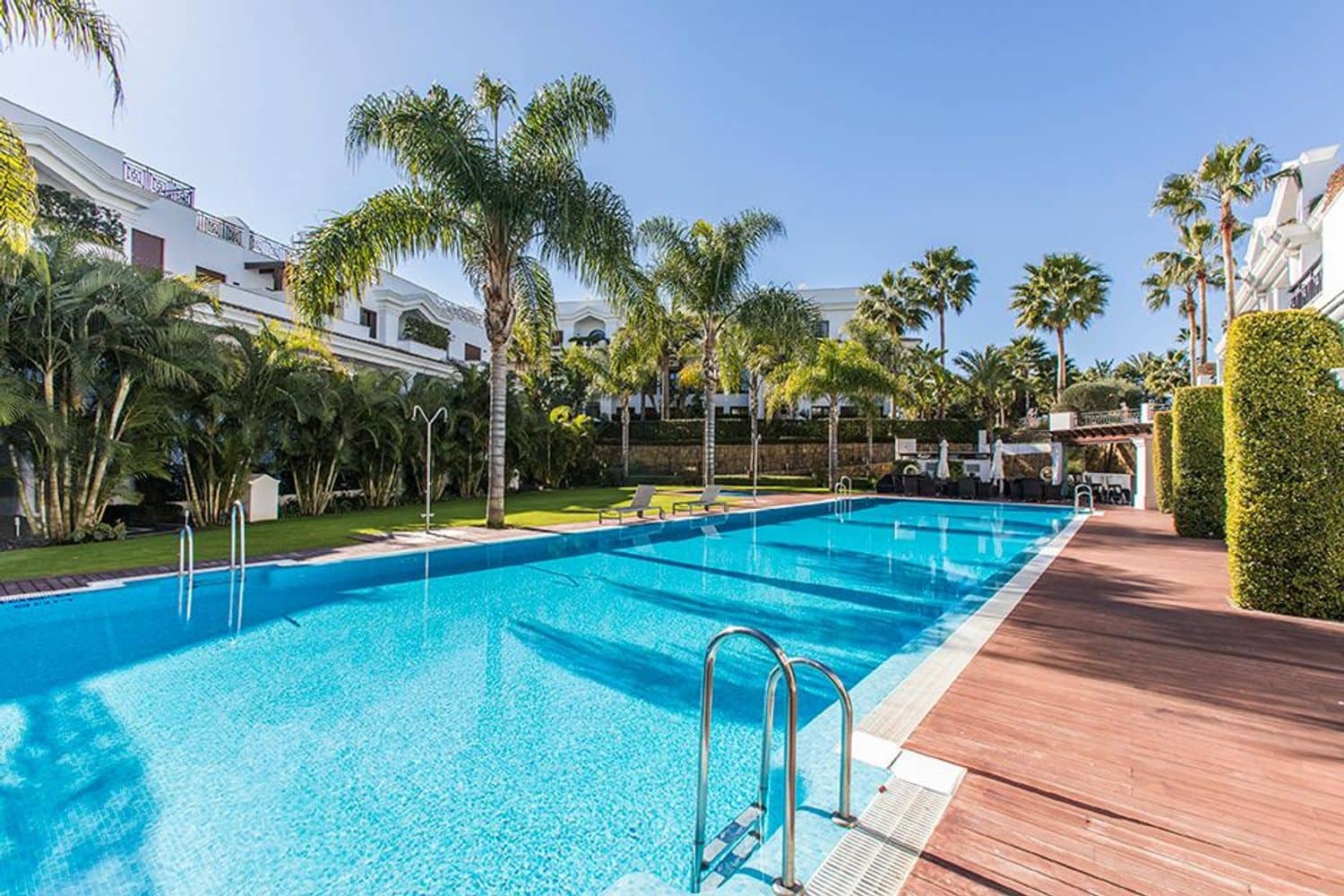 Apartamento de 2 habitaciones en Estepona en venta con piscina garaje - 1.150.000 € (Ref: 8204990)
