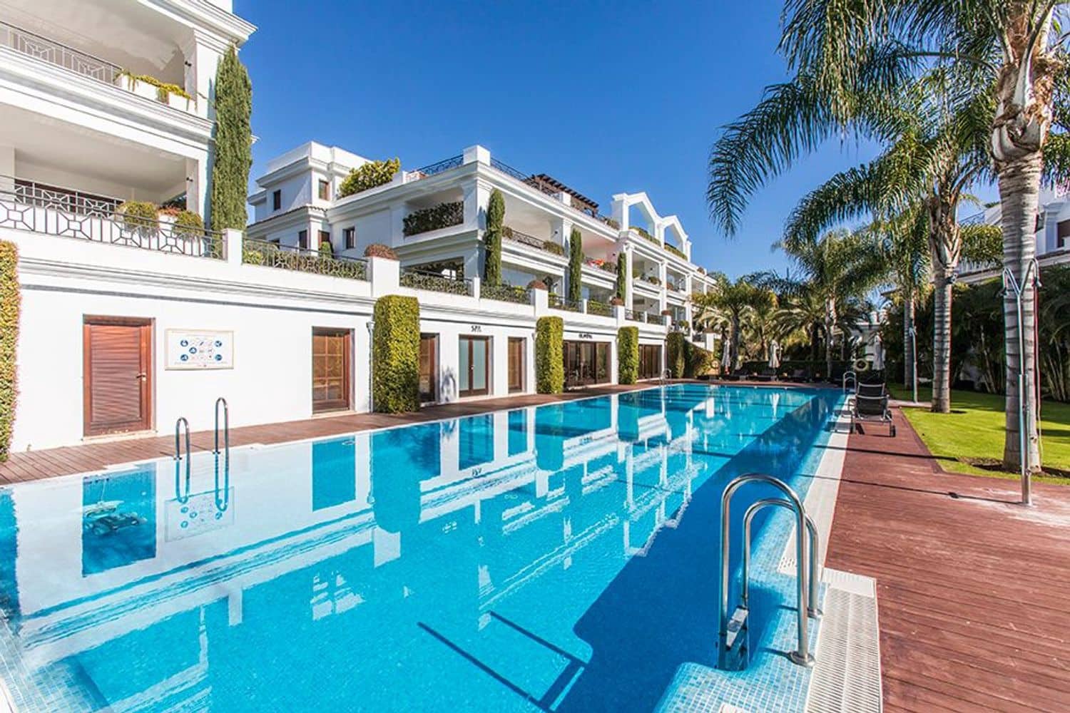 Apartamento de 2 habitaciones en Estepona en venta con piscina garaje - 1.150.000 € (Ref: 8204990)