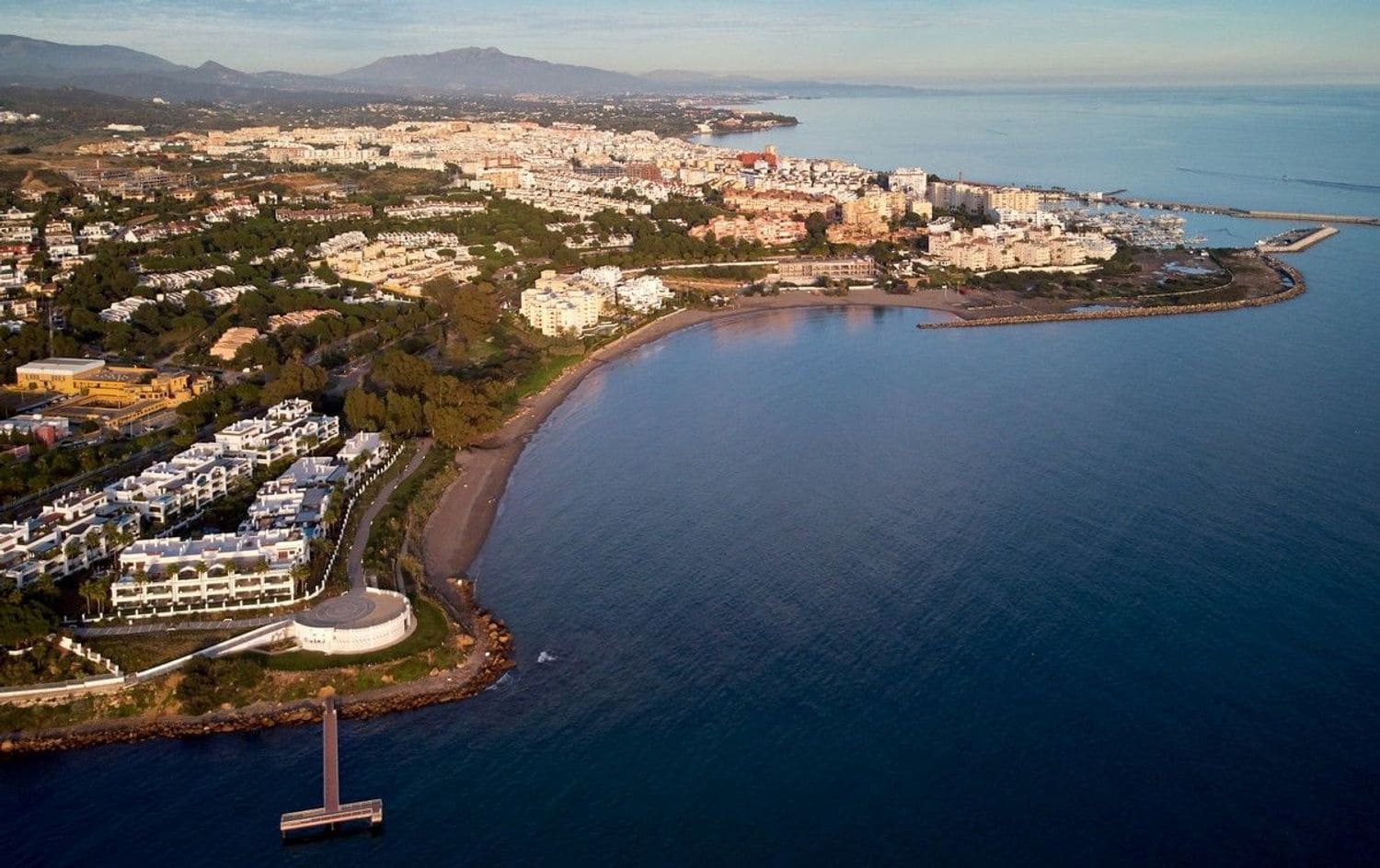 Apartamento de 2 habitaciones en Estepona en venta con piscina garaje - 1.150.000 € (Ref: 8204990)