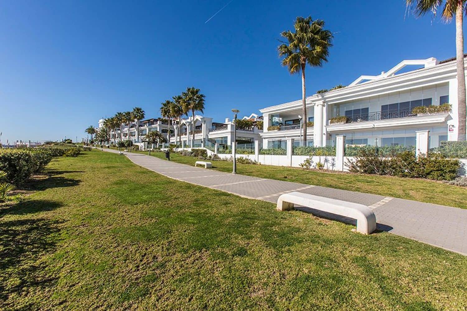 Apartamento de 2 habitaciones en Estepona en venta con piscina garaje - 1.150.000 € (Ref: 8204990)