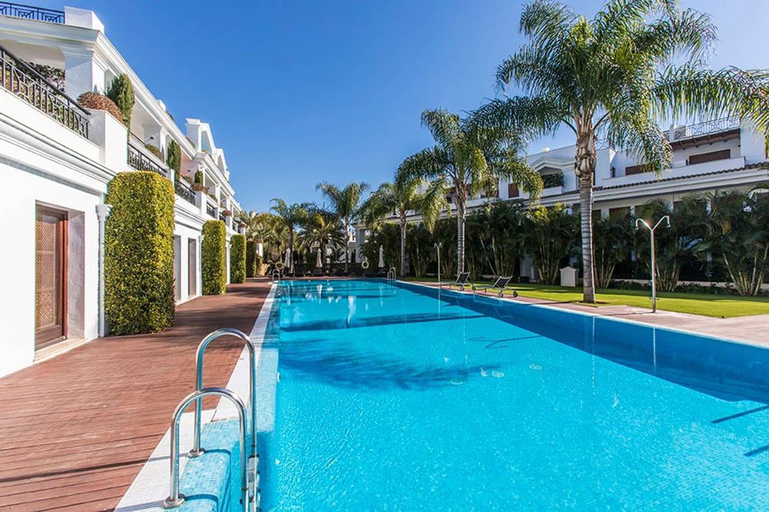 Apartamento de 2 habitaciones en Estepona en venta con piscina garaje - 1.150.000 € (Ref: 8204990)