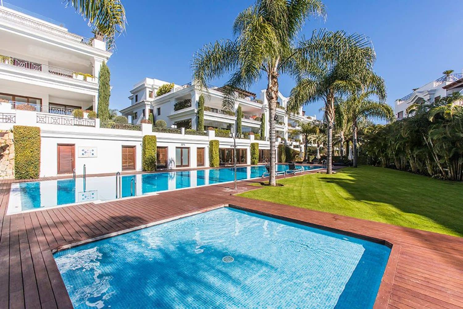Apartamento de 2 habitaciones en Estepona en venta con piscina garaje - 1.150.000 € (Ref: 8204990)