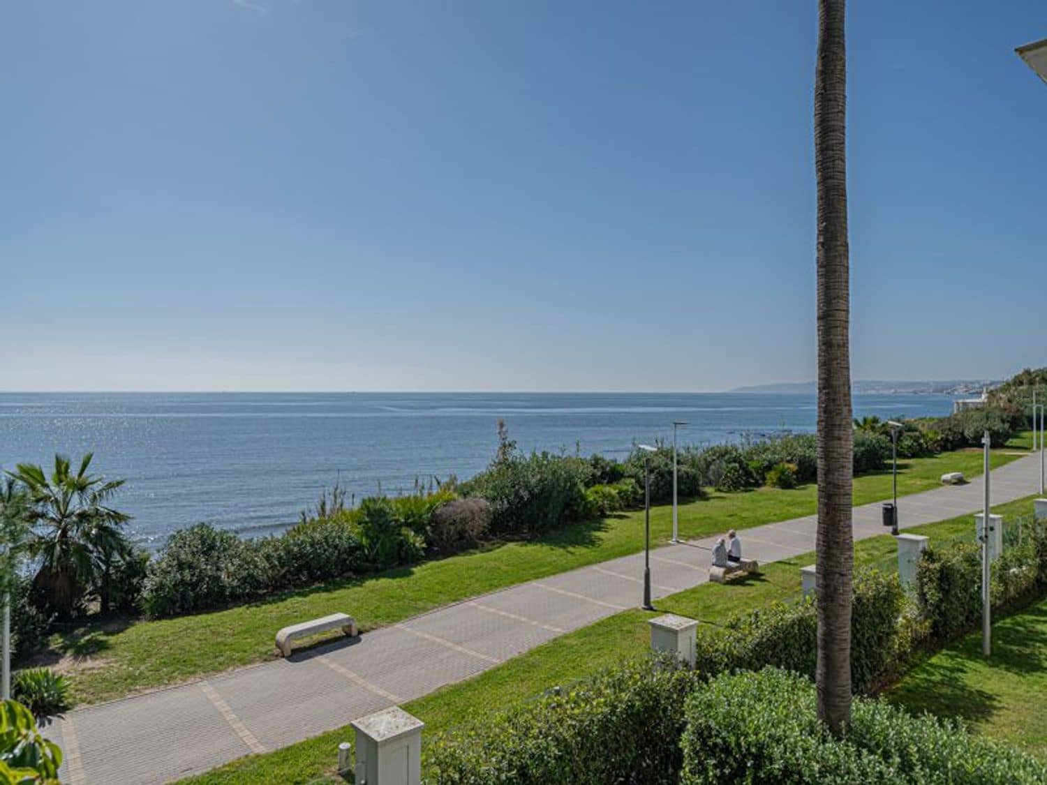 Apartamento de 2 habitaciones en Estepona en venta con piscina garaje - 1.150.000 € (Ref: 8204990)