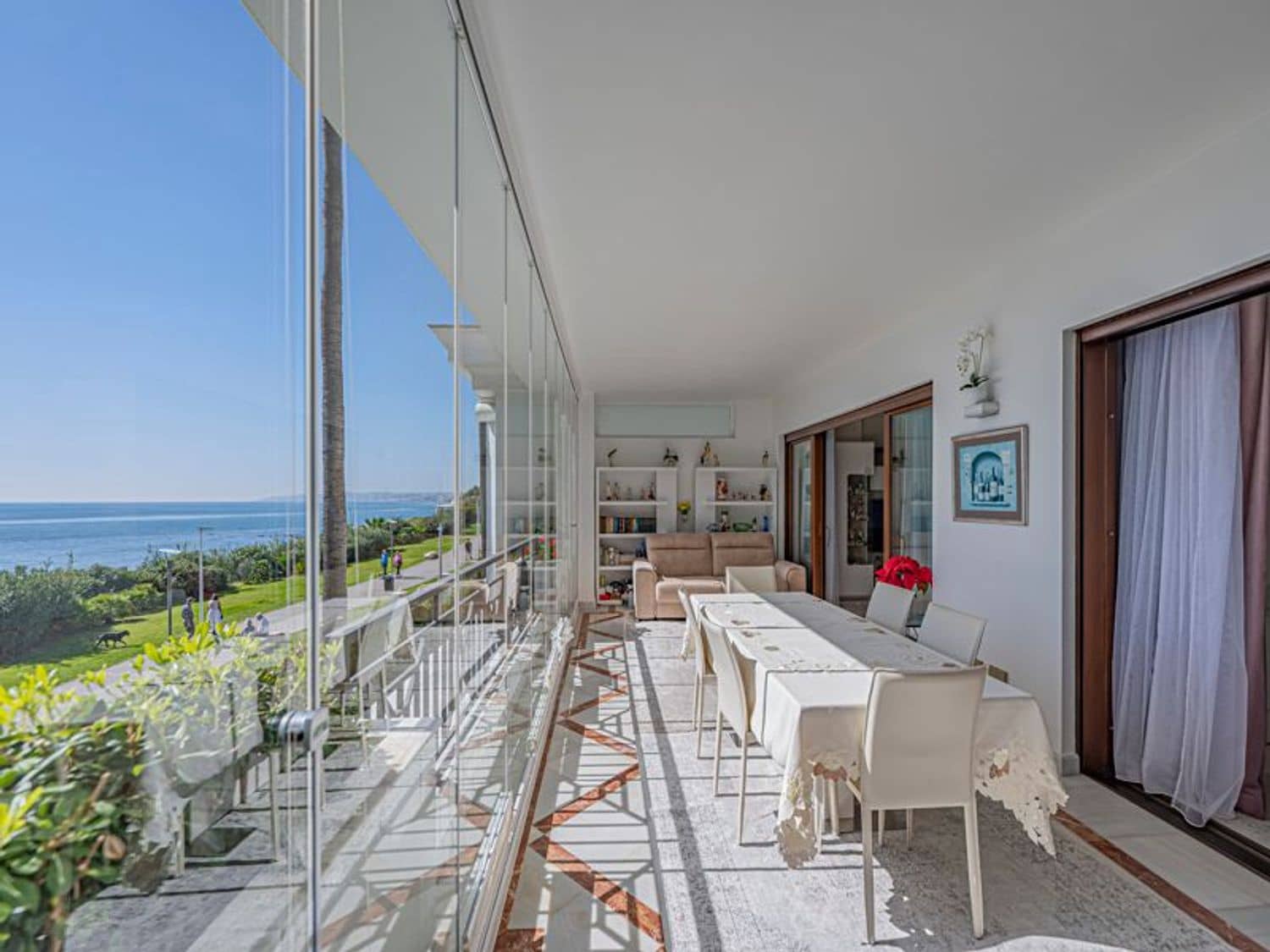 Apartamento de 2 habitaciones en Estepona en venta con piscina garaje - 1.150.000 € (Ref: 8204990)