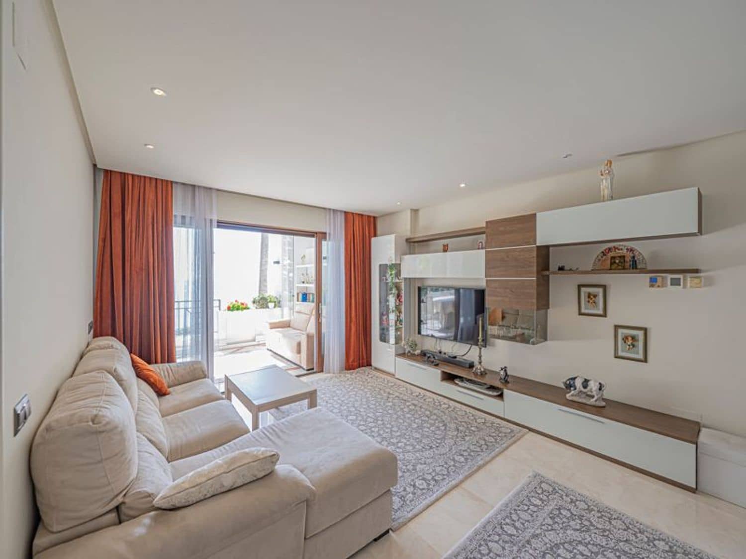 Apartamento de 2 habitaciones en Estepona en venta con piscina garaje - 1.150.000 € (Ref: 8204990)