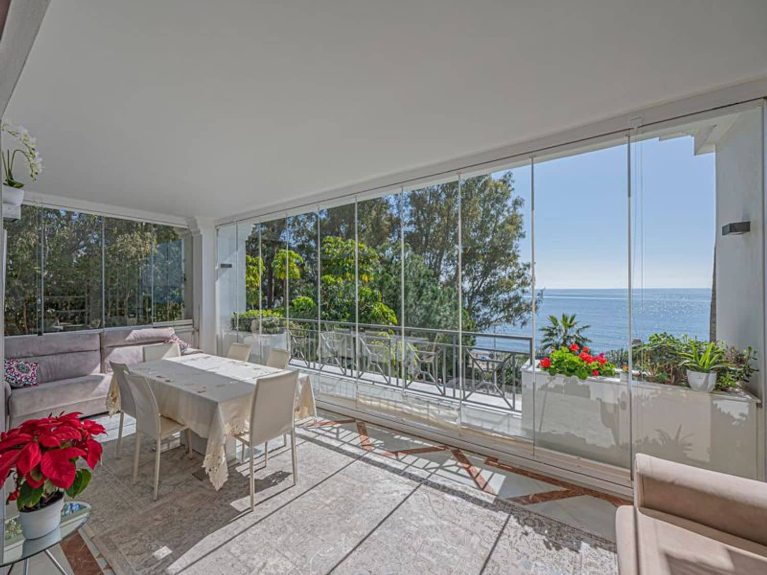 Apartamento de 2 habitaciones en Estepona en venta con piscina garaje - 1.150.000 € (Ref: 8204990)