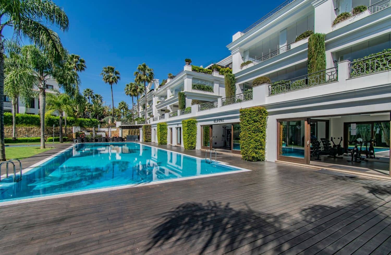 Apartamento de 2 habitaciones en Estepona en venta con piscina garaje - 1.150.000 € (Ref: 8204990)