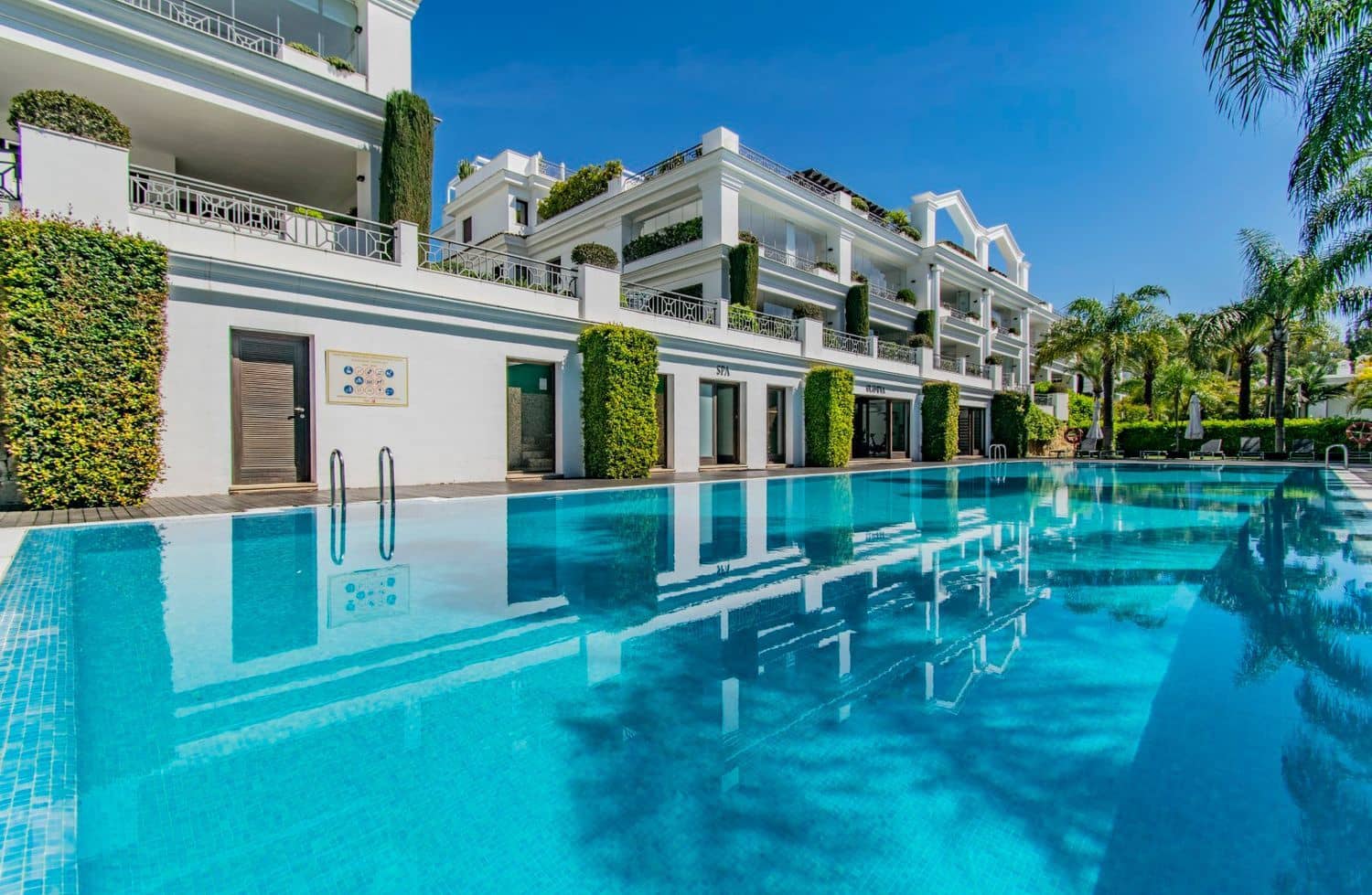 Apartamento de 2 habitaciones en Estepona en venta con piscina garaje - 1.150.000 € (Ref: 8204990)