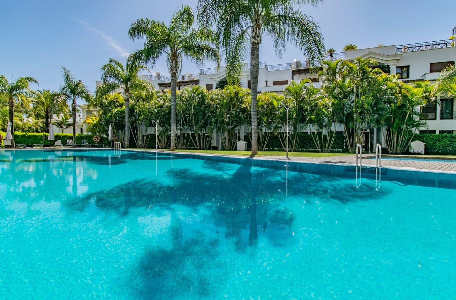 Apartamento de 2 habitaciones en Estepona en venta con piscina garaje - 1.150.000 € (Ref: 8204990)