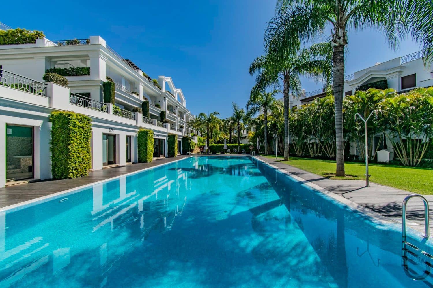 Apartamento de 2 habitaciones en Estepona en venta con piscina garaje - 1.150.000 € (Ref: 8204990)