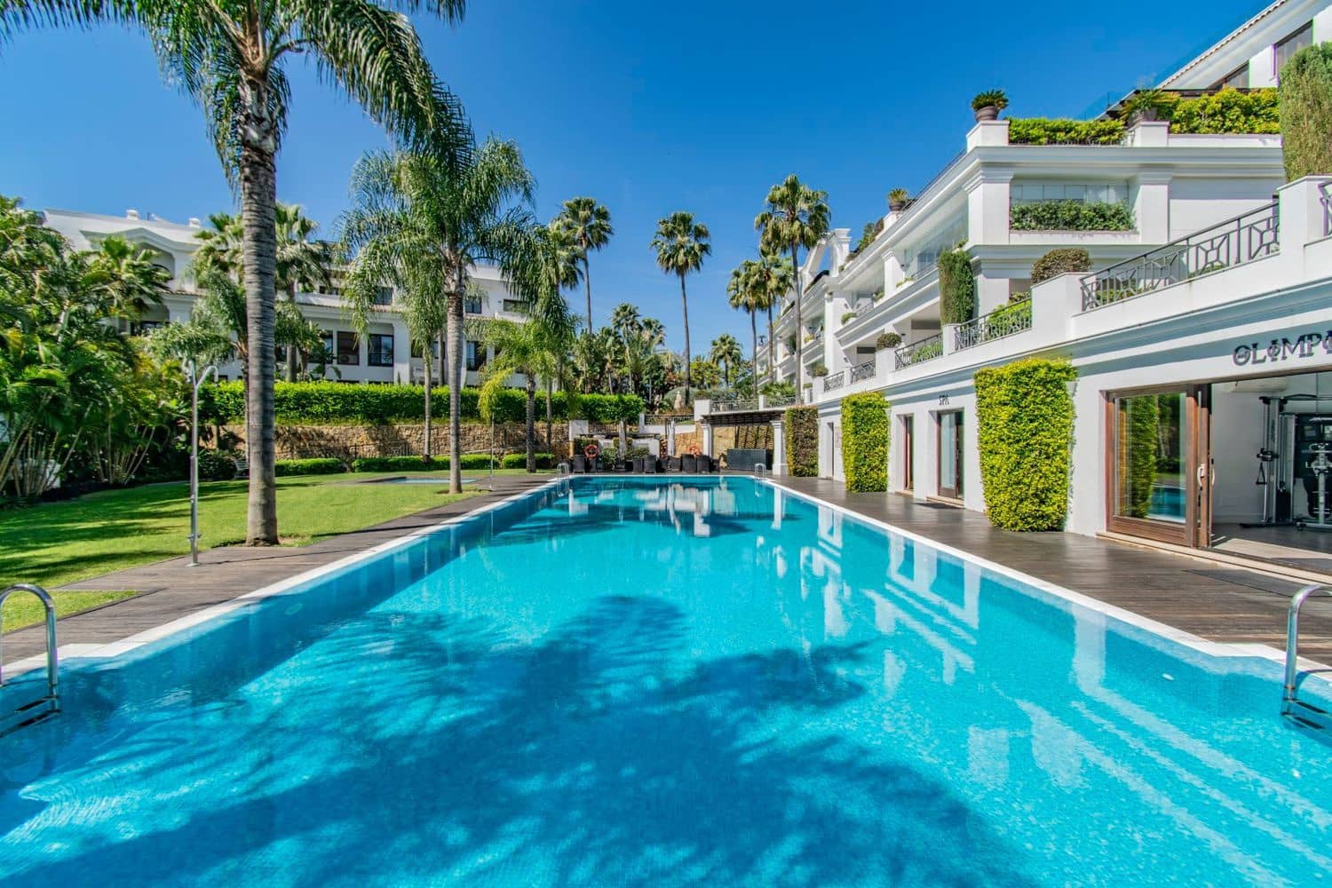 Apartamento de 2 habitaciones en Estepona en venta con piscina garaje - 1.150.000 € (Ref: 8204990)