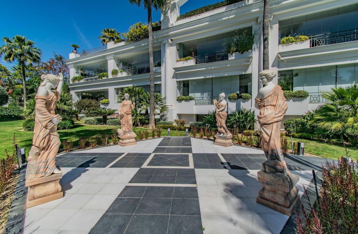 Apartamento de 2 habitaciones en Estepona en venta con piscina garaje - 1.150.000 € (Ref: 8204990)