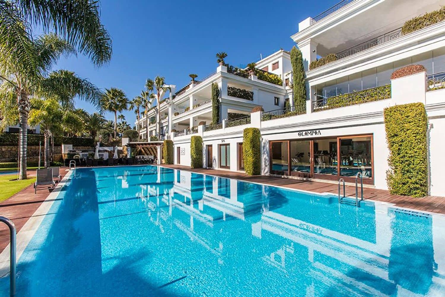 Apartamento de 2 habitaciones en Estepona en venta con piscina garaje - 1.150.000 € (Ref: 8204990)