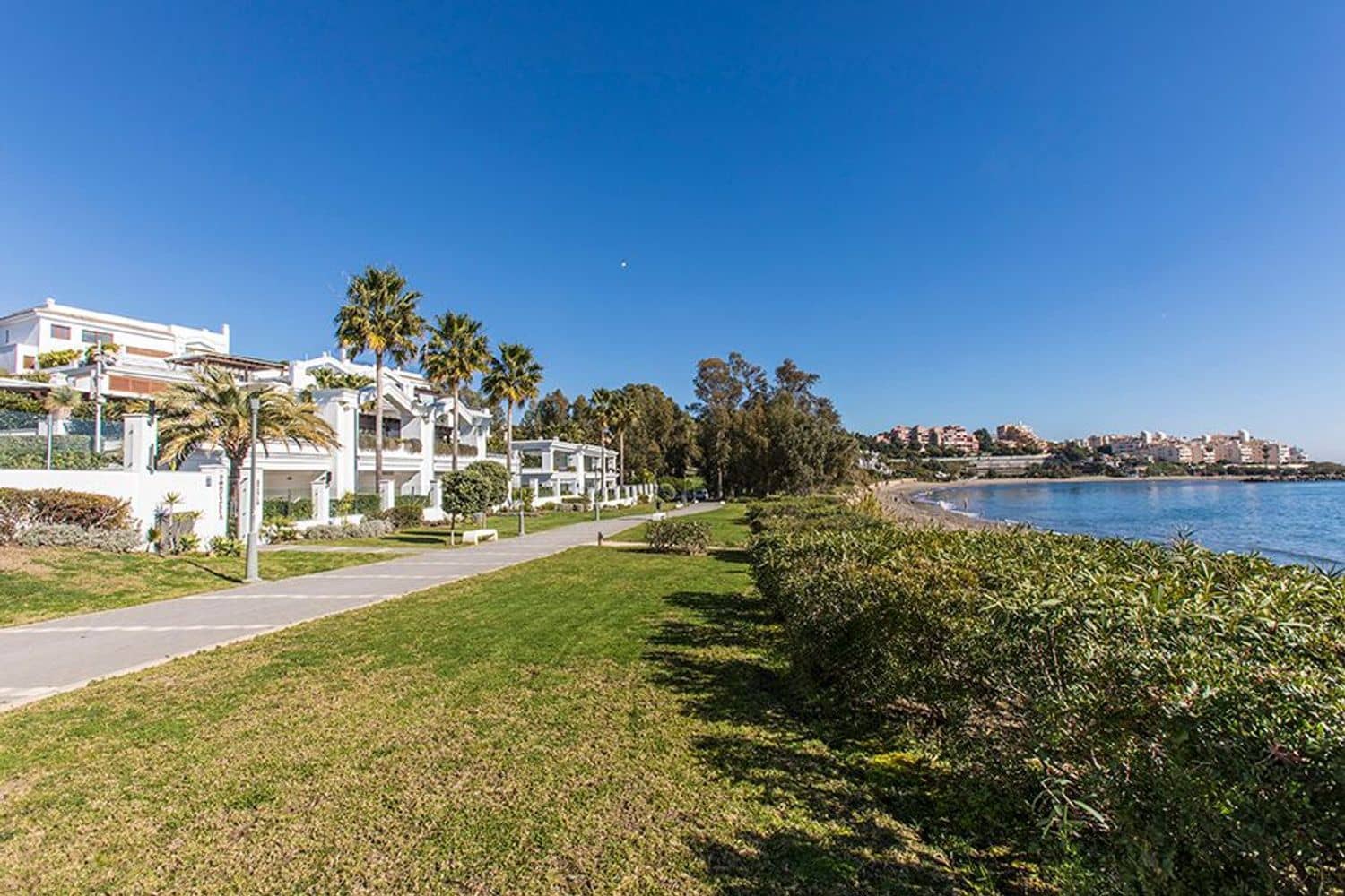 Apartamento de 2 habitaciones en Estepona en venta con piscina garaje - 1.150.000 € (Ref: 8204990)