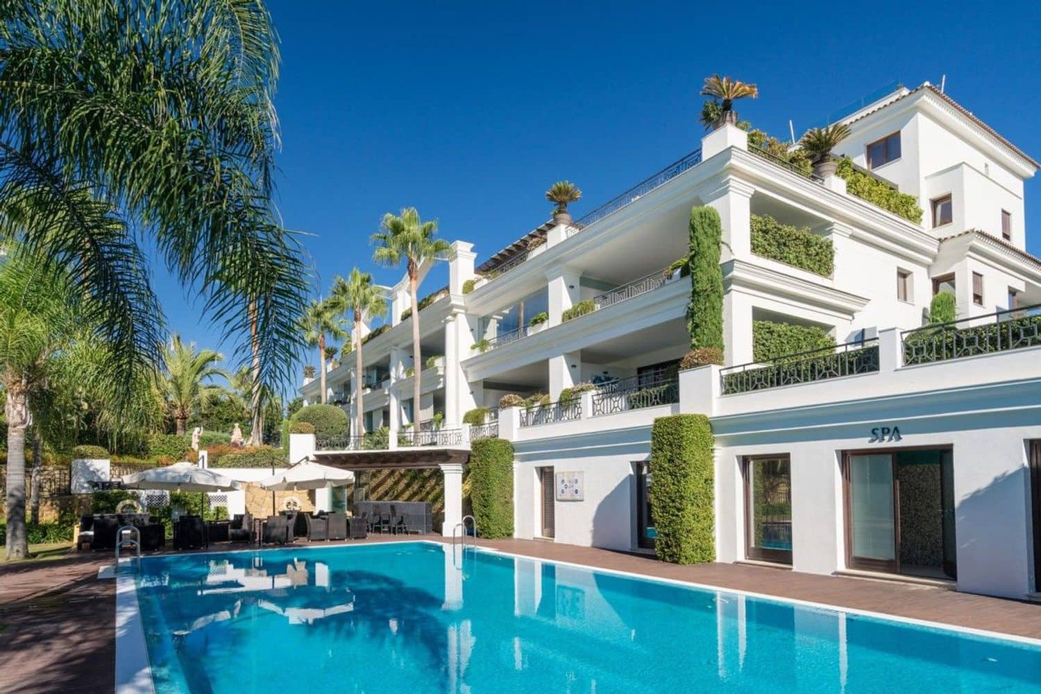 Apartamento de 2 habitaciones en Estepona en venta con piscina garaje - 1.150.000 € (Ref: 8204990)