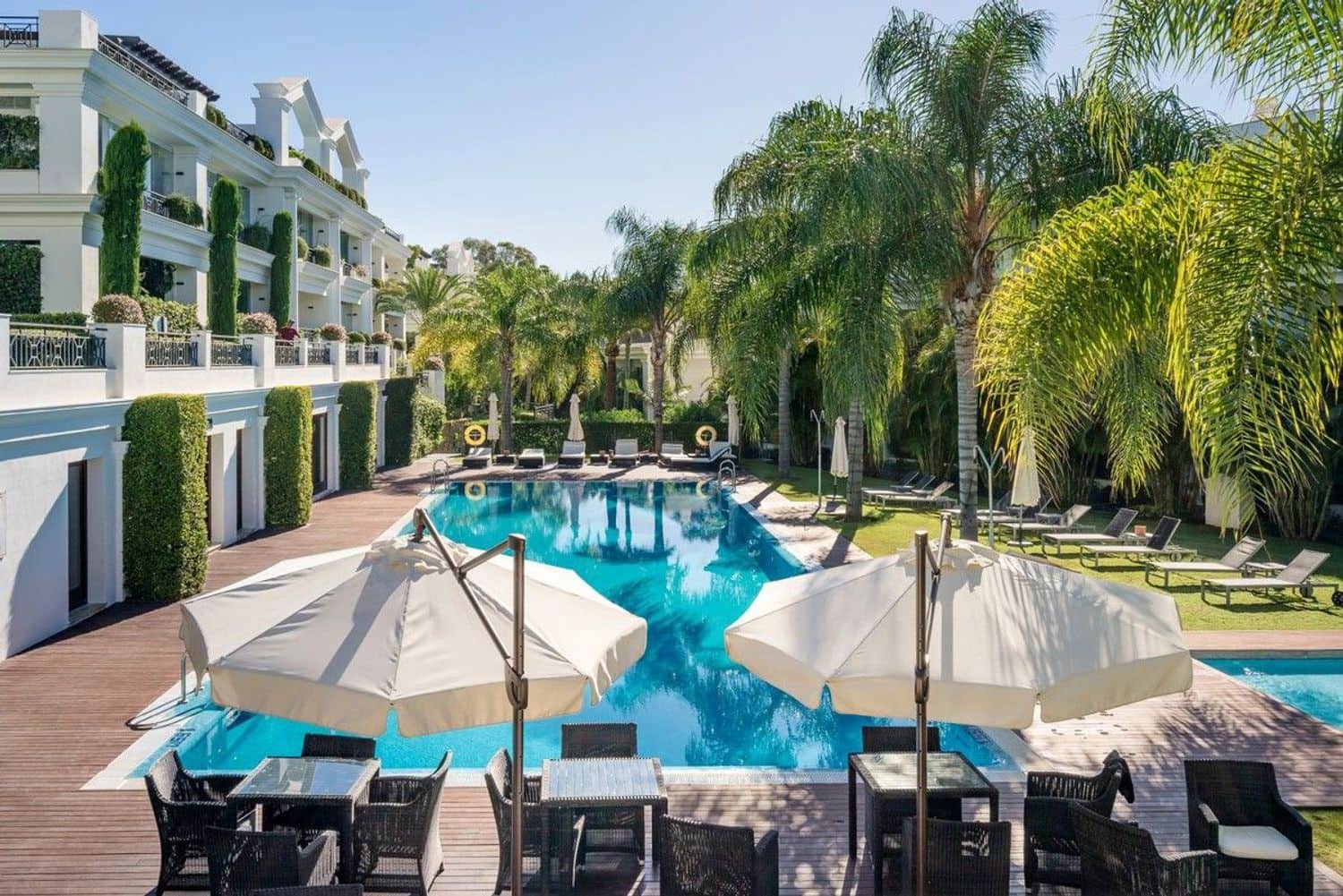 Apartamento de 2 habitaciones en Estepona en venta con piscina garaje - 1.150.000 € (Ref: 8204990)