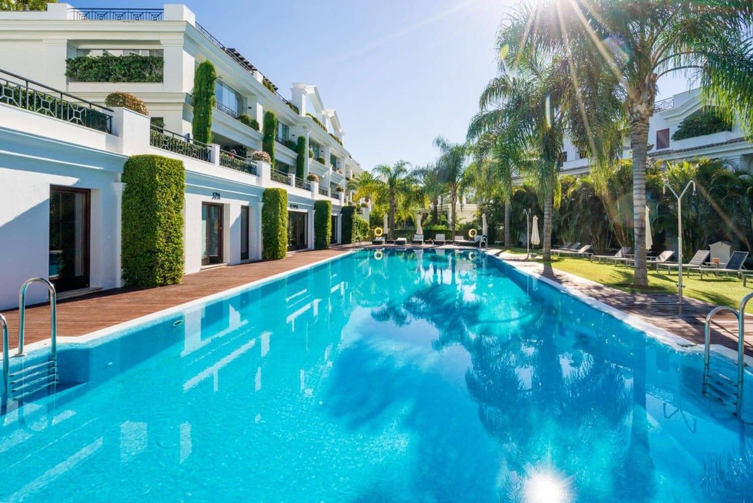 Apartamento de 2 habitaciones en Estepona en venta con piscina garaje - 1.150.000 € (Ref: 8204990)