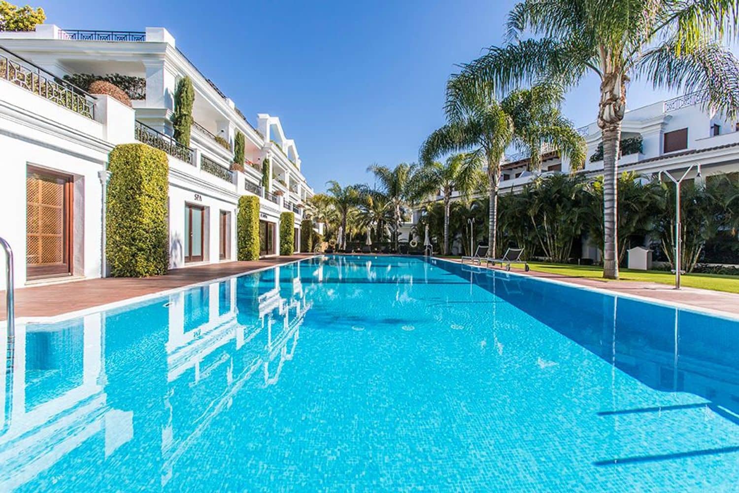 Apartamento de 2 habitaciones en Estepona en venta con piscina garaje - 1.150.000 € (Ref: 8204990)