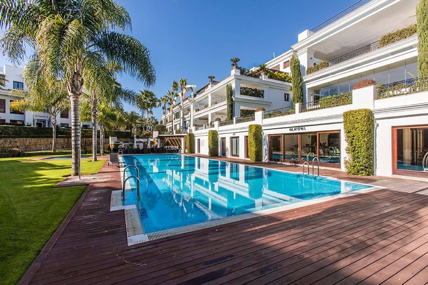 Apartamento de 2 habitaciones en Estepona en venta con piscina garaje - 1.150.000 € (Ref: 8204990)