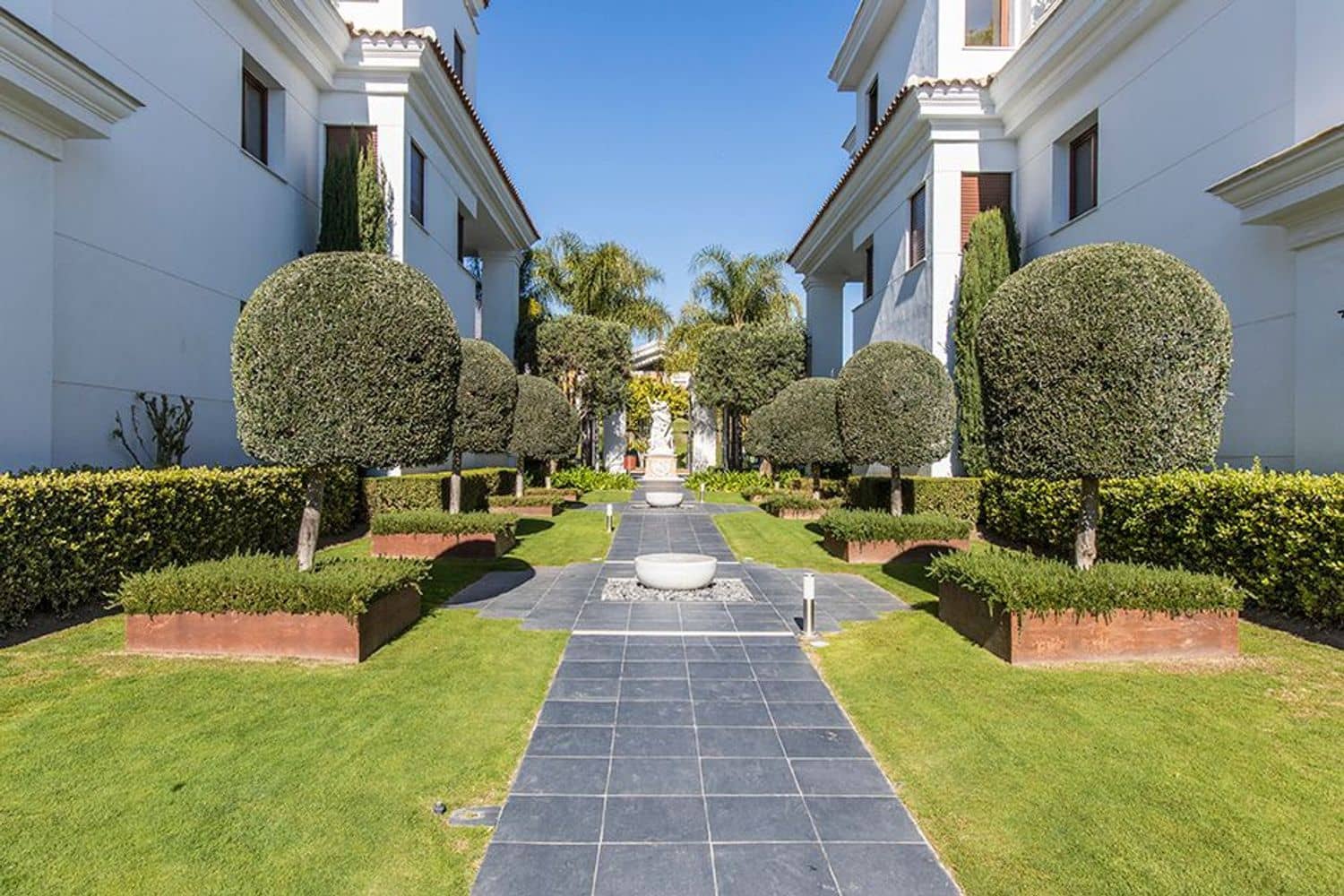 Apartamento de 2 habitaciones en Estepona en venta con piscina garaje - 1.150.000 € (Ref: 8204990)