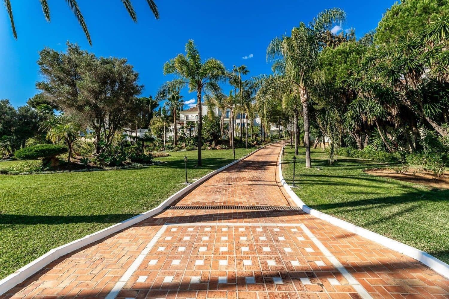 16 bedroom Villa for sale in New Golden Mile with pool garage - € 13,950,000 (Ref: 8205072)