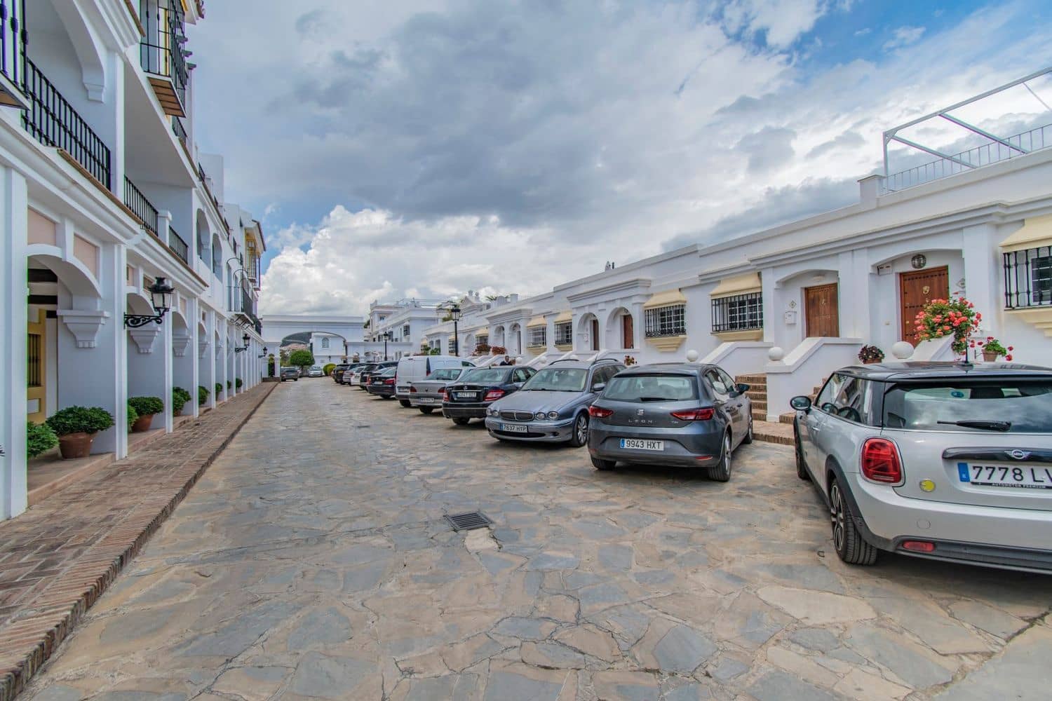 2 sypialnia Apartament na sprzedaż w Aloha Golf z basenem garażem - 585 000 € (Ref: 8318971)