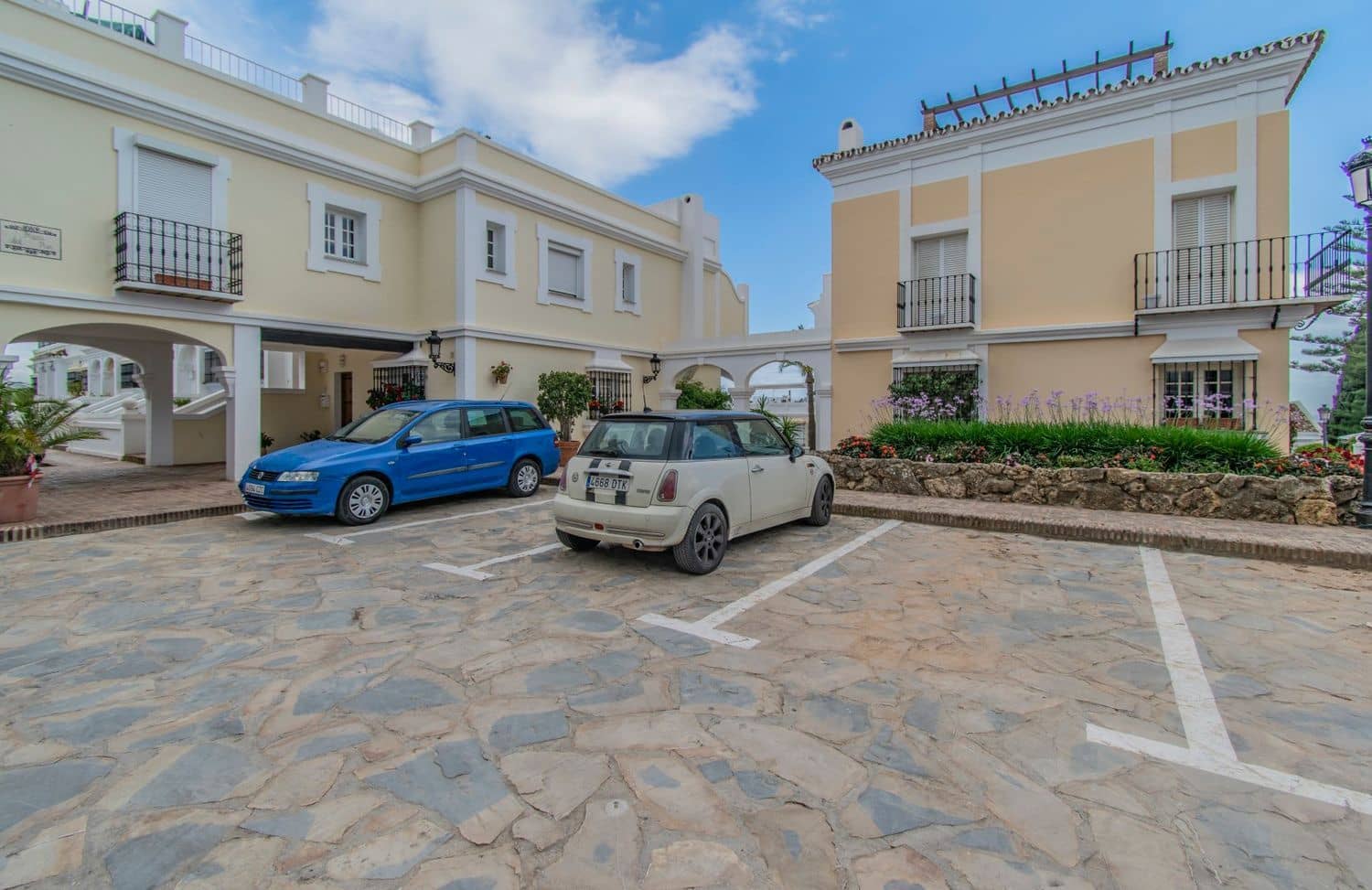 2 sypialnia Apartament na sprzedaż w Aloha Golf z basenem garażem - 585 000 € (Ref: 8318971)