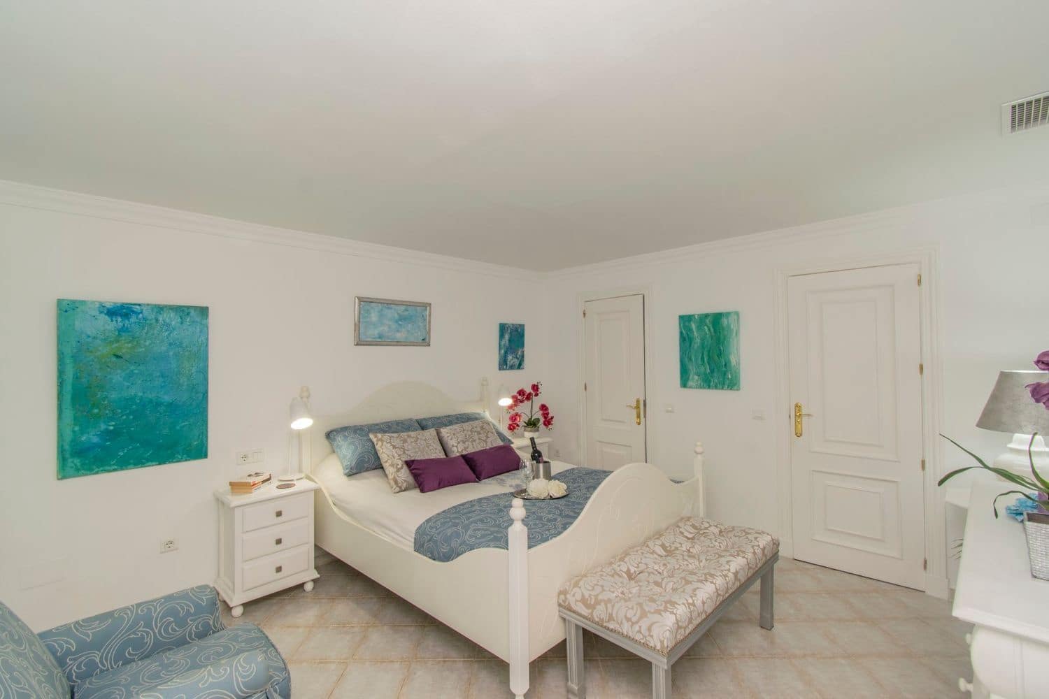 2 sypialnia Apartament na sprzedaż w Aloha Golf z basenem garażem - 585 000 € (Ref: 8318971)