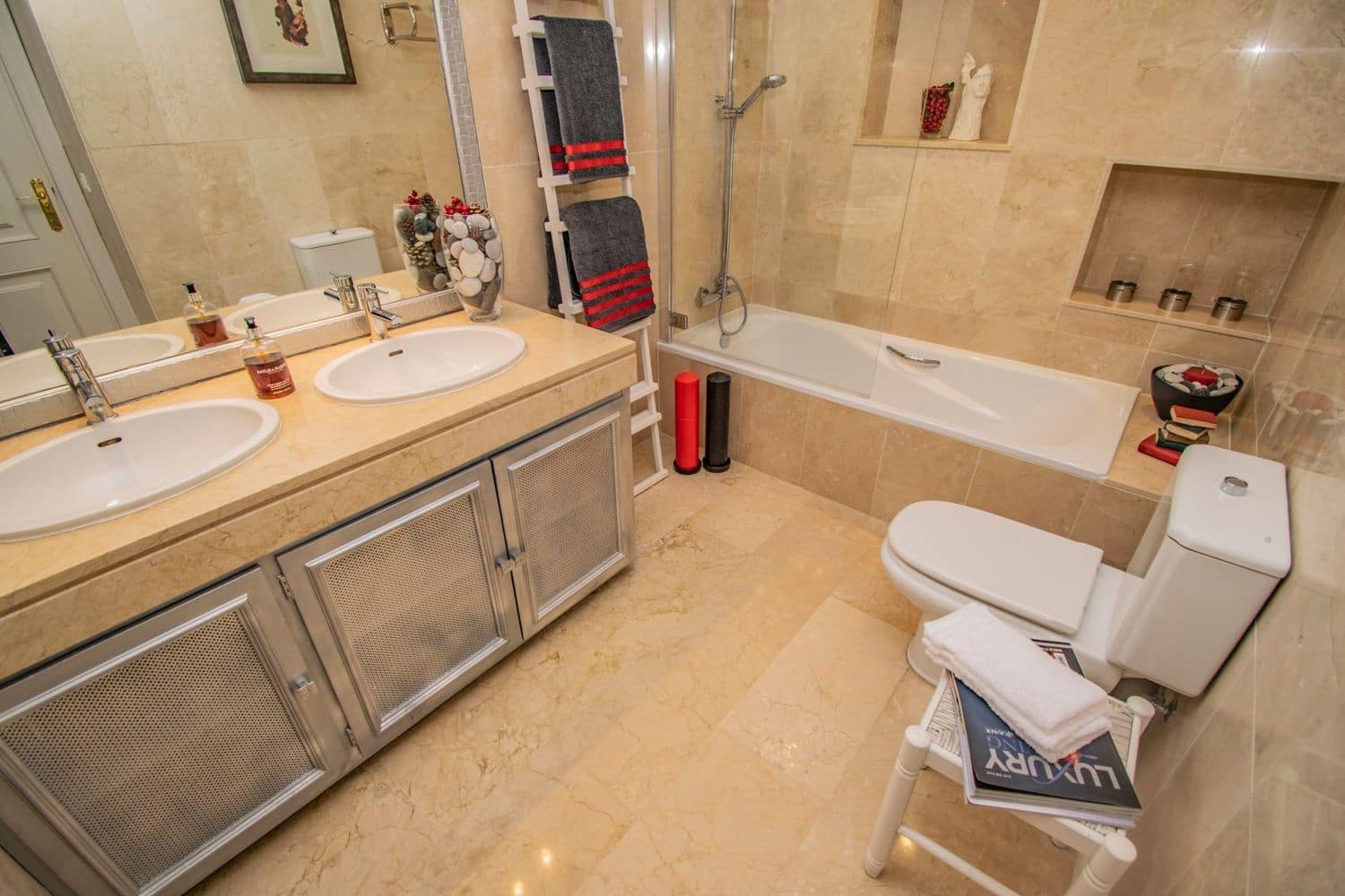 2 sypialnia Apartament na sprzedaż w Aloha Golf z basenem garażem - 585 000 € (Ref: 8318971)
