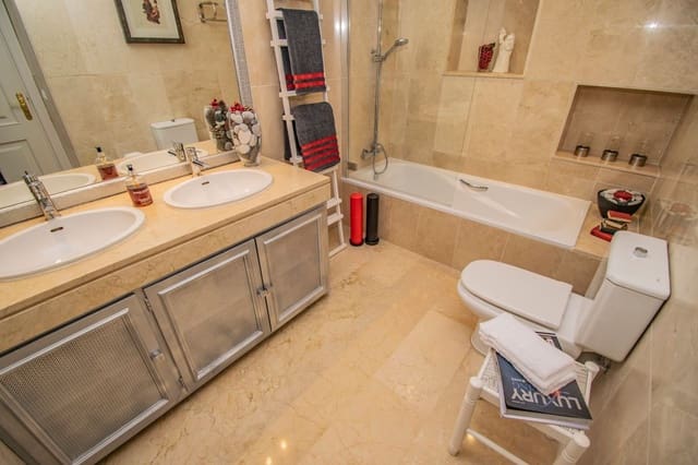 2 sypialnia Apartament na sprzedaż w Aloha Golf, Marbella z basenem garażem - 585 000 € (Ref: 8318971)