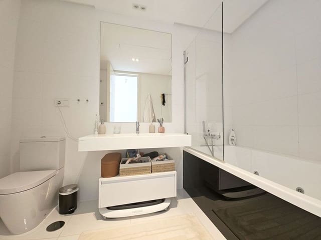 Apartamento de 2 habitaciones en Nueva Atalaya, Estepona en venta con piscina garaje - 799.000 € (Ref: 8645856)