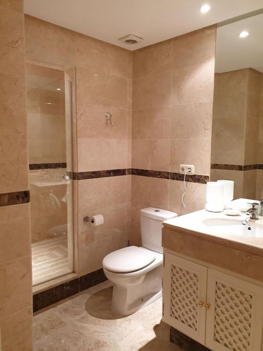 2 soverom Leilighet til salgs i Nueva Andalucia med svømmebasseng garasje - € 565 000 (Ref: 8694610)