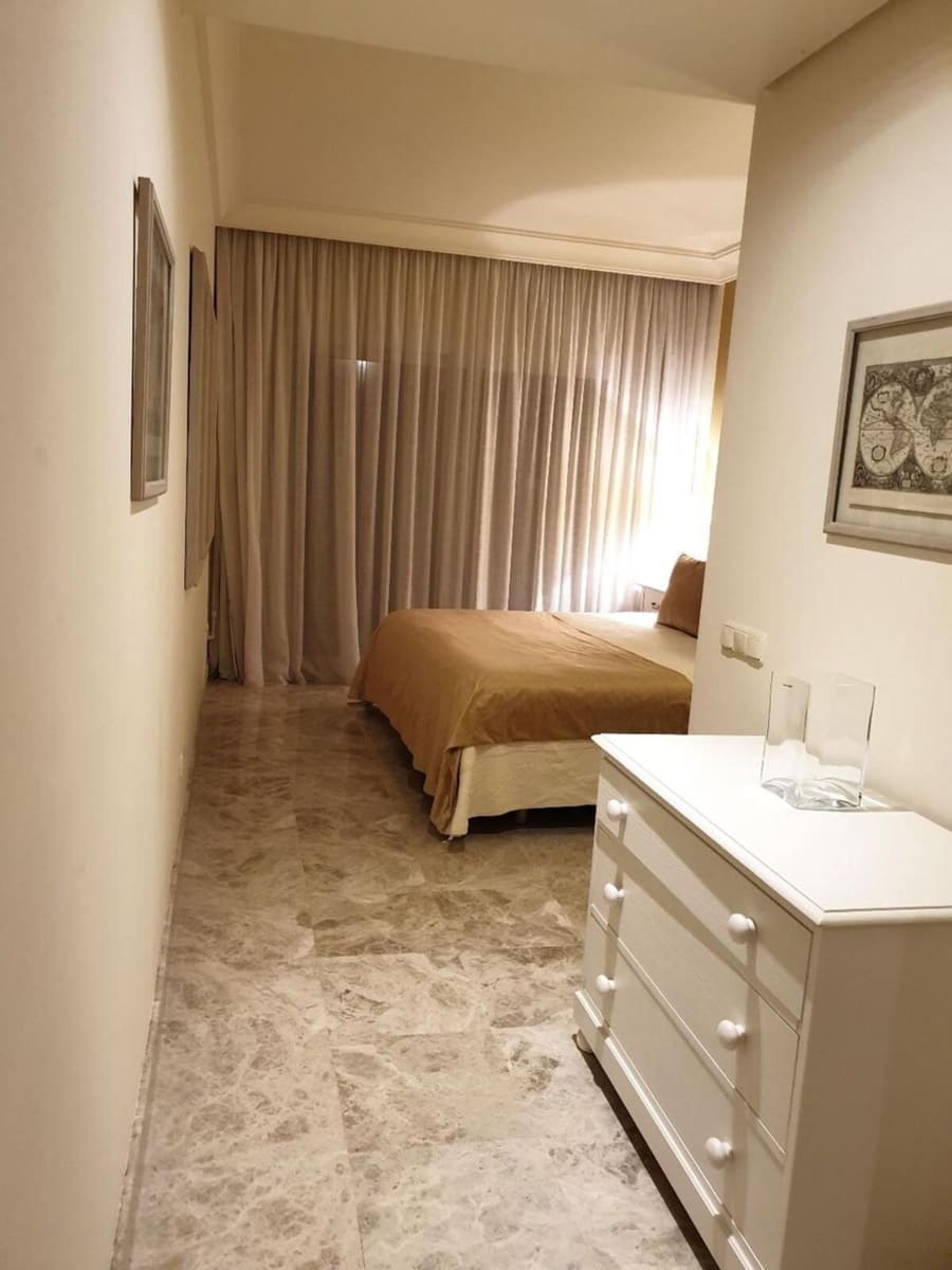 2 soverom Leilighet til salgs i Nueva Andalucia med svømmebasseng garasje - € 565 000 (Ref: 8694610)