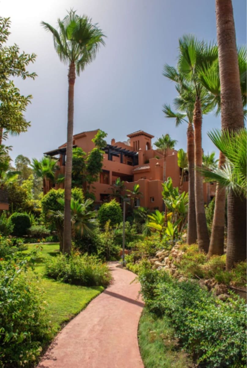 2 soverom Leilighet til salgs i Nueva Andalucia med svømmebasseng garasje - € 565 000 (Ref: 8694610)