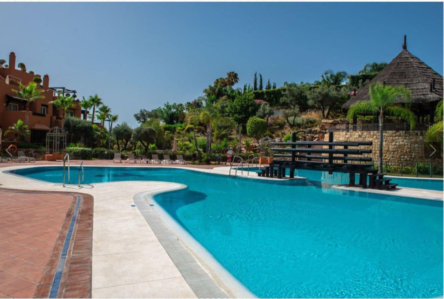 2 soverom Leilighet til salgs i Nueva Andalucia med svømmebasseng garasje - € 565 000 (Ref: 8694610)