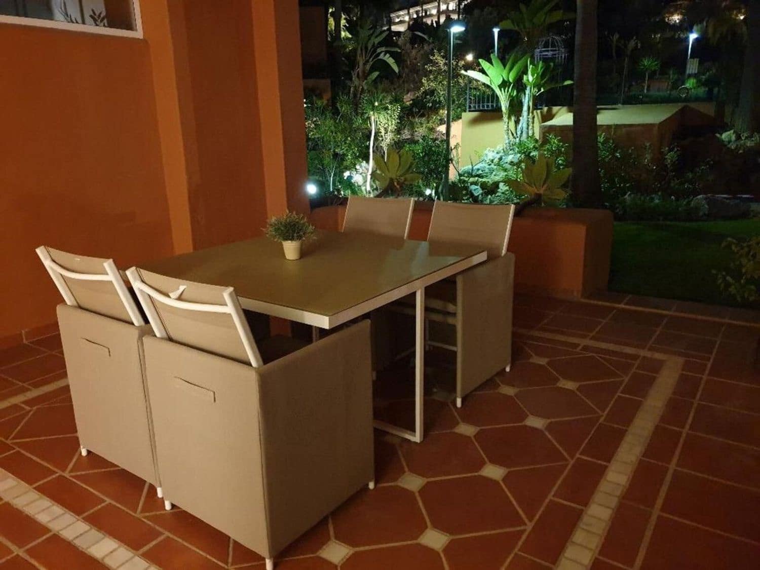 2 soverom Leilighet til salgs i Nueva Andalucia med svømmebasseng garasje - € 565 000 (Ref: 8694610)