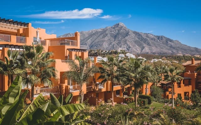 2 soverom Leilighet til salgs i Los Naranjos, Marbella med svømmebasseng garasje - € 565 000 (Ref: 8694610)