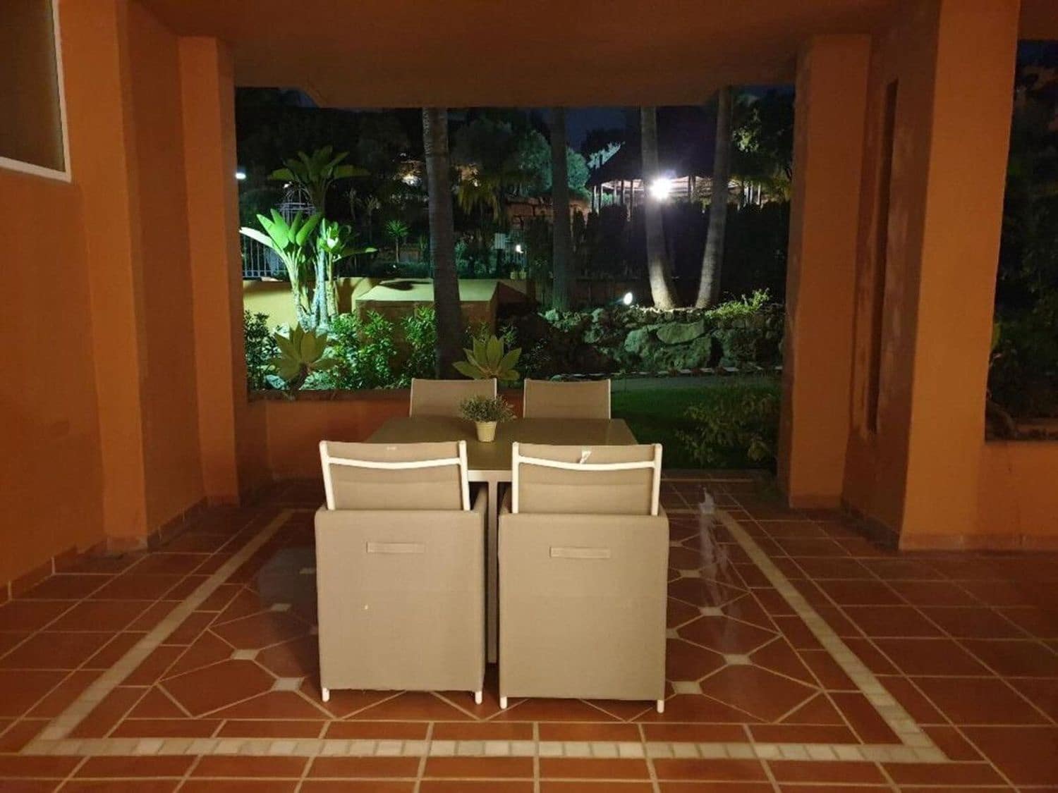 2 soverom Leilighet til salgs i Nueva Andalucia med svømmebasseng garasje - € 565 000 (Ref: 8694610)