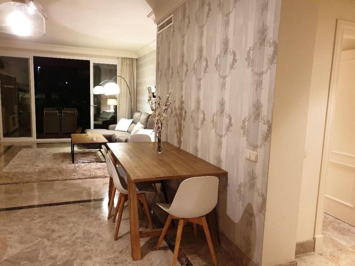 2 soverom Leilighet til salgs i Nueva Andalucia med svømmebasseng garasje - € 565 000 (Ref: 8694610)