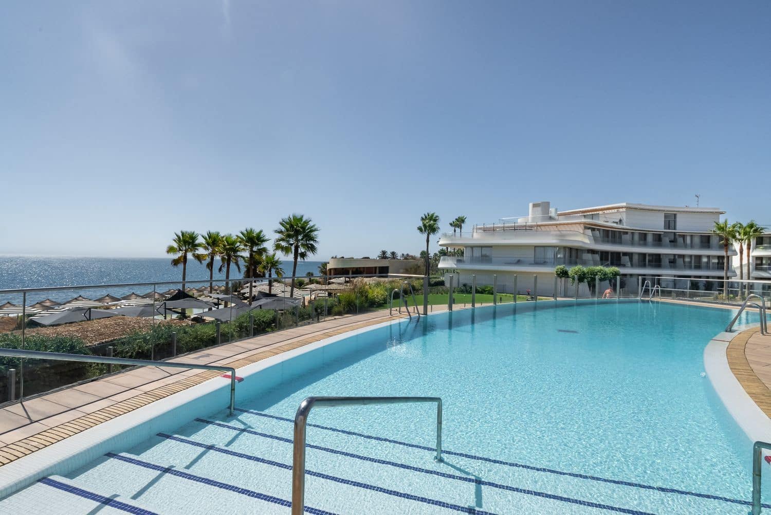 2 soveværelse Lejlighed til salg i Estepona med swimmingpool garage - € 948.000 (Ref: 8716103)
