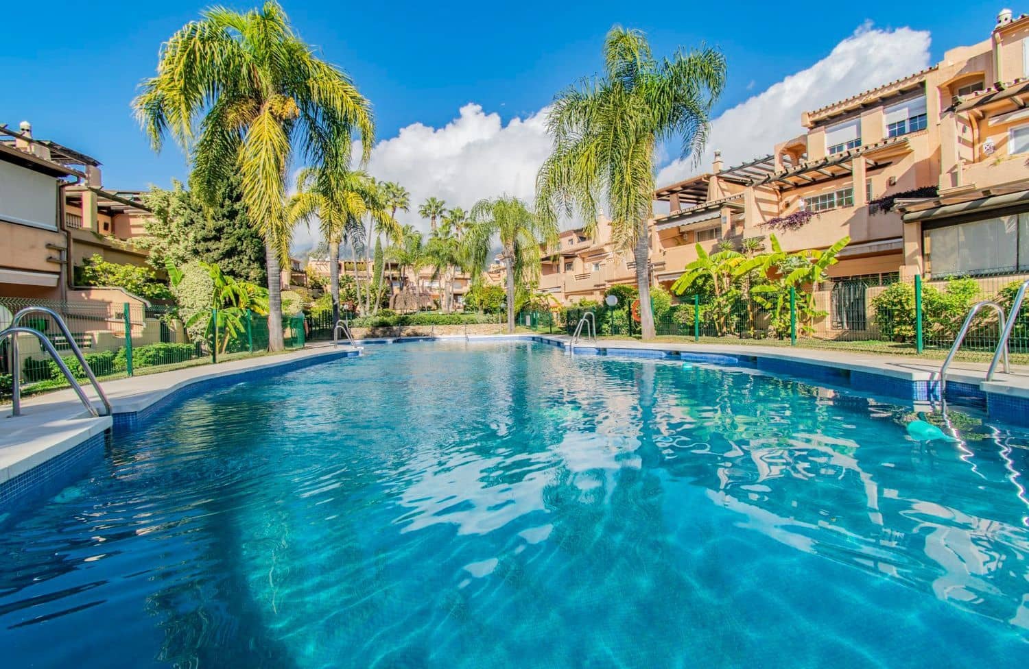 4 bedroom Townhouse for sale in Marbella with pool garage - € 890,000 (Ref: 8737134)