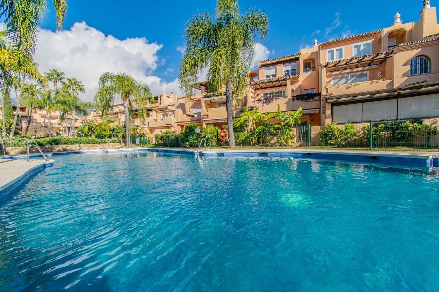 4 bedroom Townhouse for sale in Marbella with pool garage - € 890,000 (Ref: 8737134)