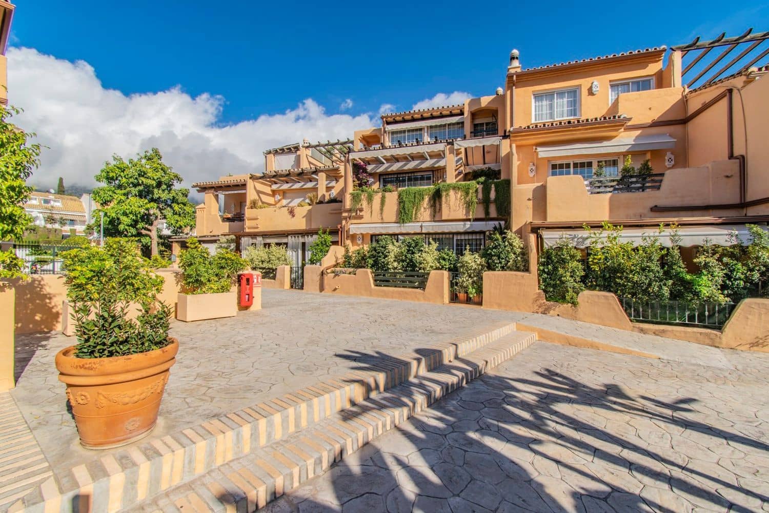 4 bedroom Townhouse for sale in Marbella with pool garage - € 890,000 (Ref: 8737134)