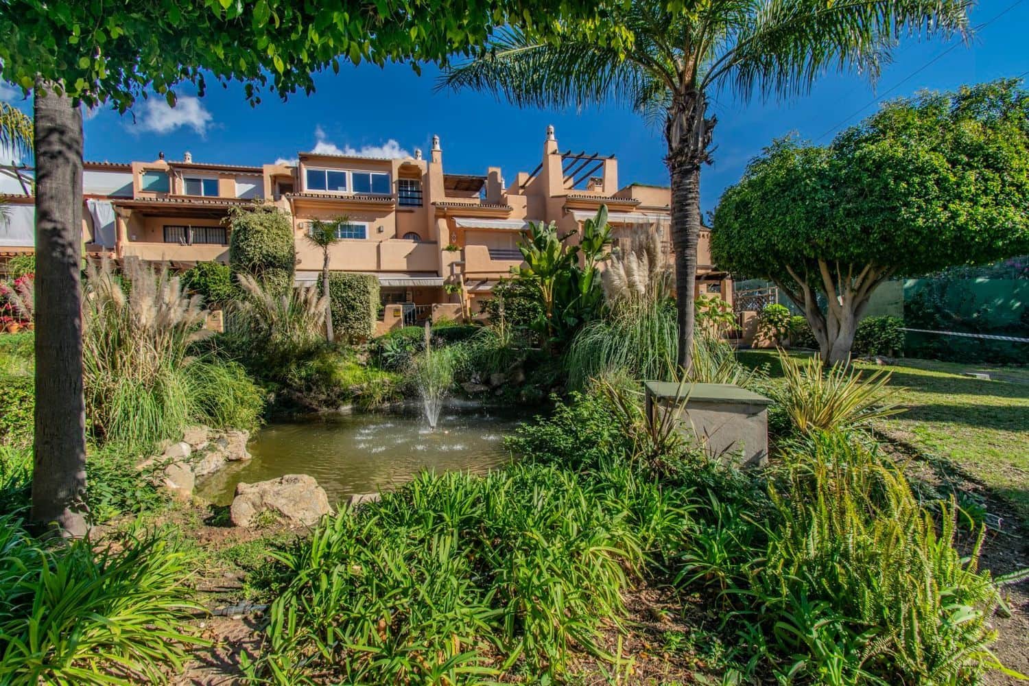 4 bedroom Townhouse for sale in Marbella with pool garage - € 890,000 (Ref: 8737134)