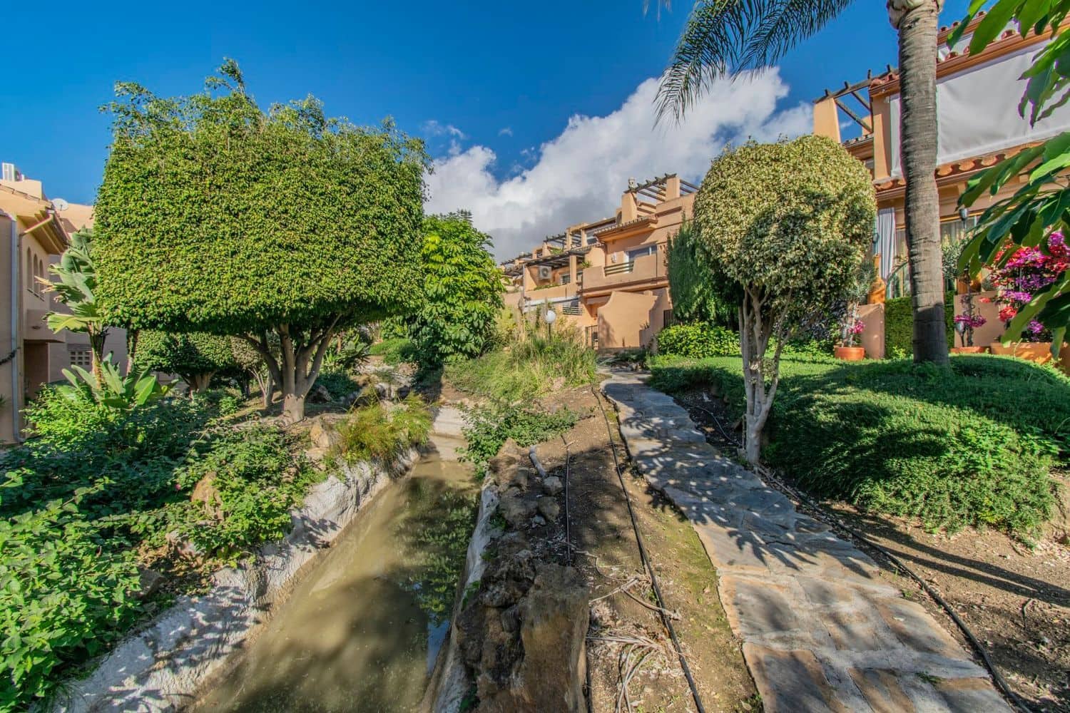 4 bedroom Townhouse for sale in Marbella with pool garage - € 890,000 (Ref: 8737134)