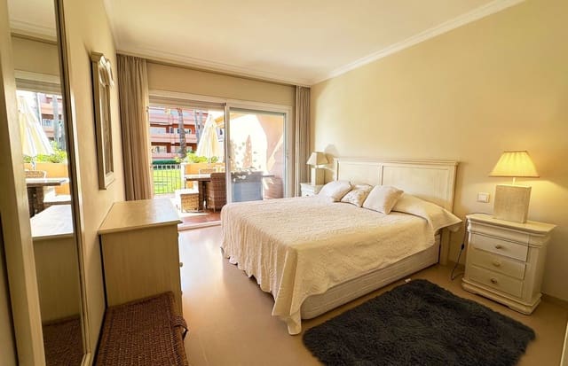 2 chambre Appartement à vendre à Puerto Banus, Marbella avec piscine garage - 850 000 € (Ref: 8813597)